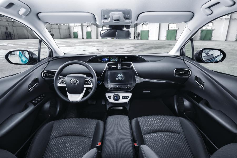 Торпедо Toyota Prius Plug-in Hybrid 2016 года  (фото 14 из 187)